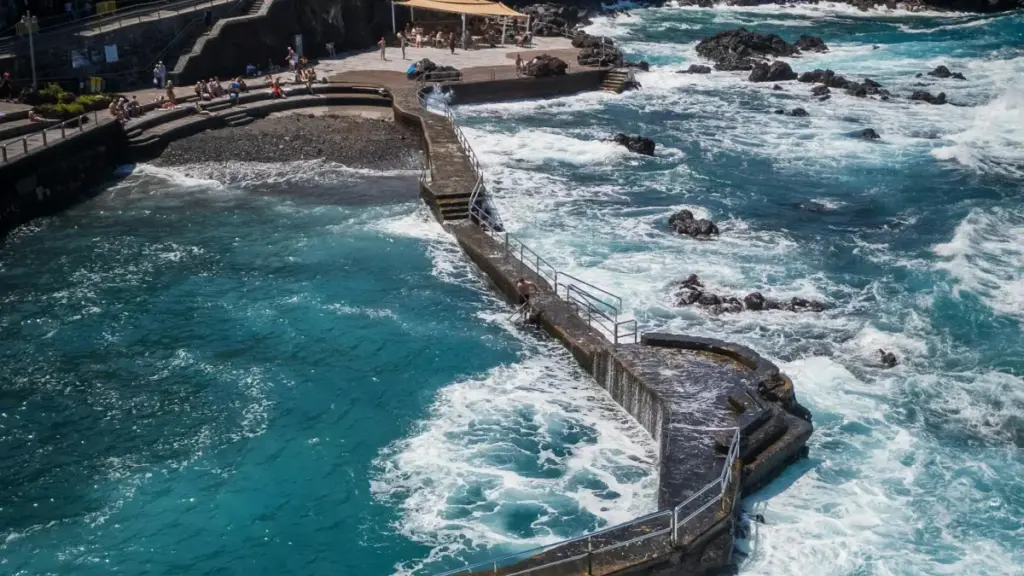 Maloba ya ndenge ya kosolola na ba-brand ya Vietnam na VKontakte mpo na kosala fashion lookbooks, stratégie, mibeko ya contact, mpe conseil ya digital.