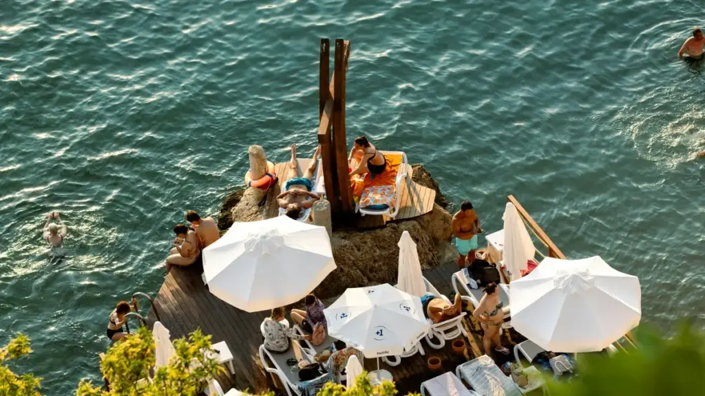 Maloba ya ndenge ya kotia marques Venezuela na Etsy mpo na lancement ya produit: étapes pratiques, choix ya créateurs, mpe outils lokola influencer marketing.